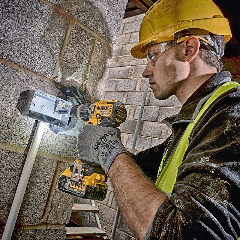 Perceuse-visseuse à percussion 18V DEWALT DCD796N-XJ Brushless (vendu sans batterie)